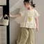 bộ đồ mỏng bé gái mùa xuân hè phong cách mới ba tầng xếp nếp ngắn tay ống rộng quần chín điểm dà