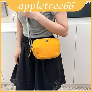 Túi Nylon Mini tối giản dành cho nữ có túi bên ngoài mở và cấu trúc mềm mại để sử dụng thông thường