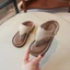 đôi dép xỏ ngón đế mềm kiểu cổ điển dành cho bé gái khi mặc ngoài trời, dép sandal mới cho bé mớ