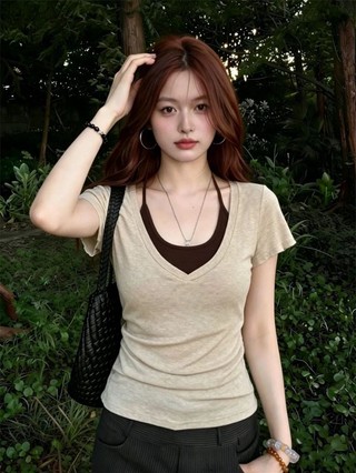 Korean Fake Two-piece Short-sleeved T-shirt For Women In Summer V-neck Slimming Design Niche