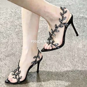 đôi dép hở mũi hình lá kim cương giả màu đen thích hợp dành cho trang phục mặc ngoài mùa hè của