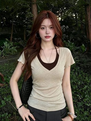 Korean Fake Two-piece Short-sleeved T-shirt For Women In Summer V-neck Slimming Design Niche