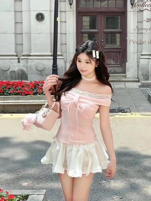 Áo thun ngắn tay nơ một vai màu hồng ren crop top trễ vai cho nữ