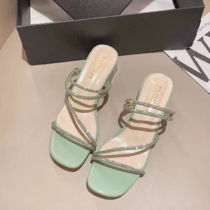 Giày sandal nữ tính khí mùa hè xanh lá cây gót dày của phụ nữ Dây đeo một từ kiểu Pháp đầy màu sắc