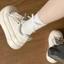 Giày trắng đế dày 7CM màu kem giảm béo thông thường Giày bánh mì đa năng