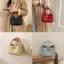 Tote Xô đơn giản bằng nước thời trang với chất liệu giả da và ngăn bên trong thông thường khi đi chơi