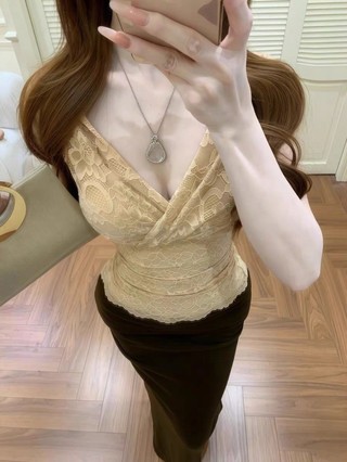 Áo thun ngắn tay cổ chữ V phối ren kiểu Pháp dành cho nữ, màu hoa mai của xã hội đẹp eo thon
