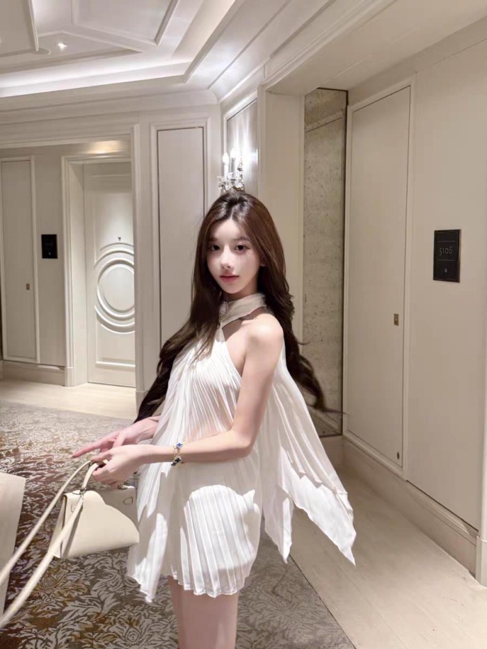 Gold Lady phong cách quý phái Satin Streamer dây cổ xếp ly nút kim cương hở lưng dành cho nữ
