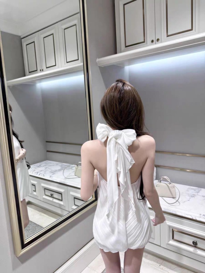 Gold Lady phong cách quý phái Satin Streamer dây cổ xếp ly nút kim cương hở lưng dành cho nữ
