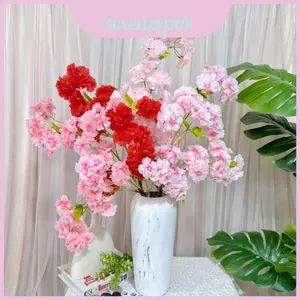 Con đường hoa giả trong đám cưới với hoa lụa nở nhân tạo trang trí và tạo kiểu