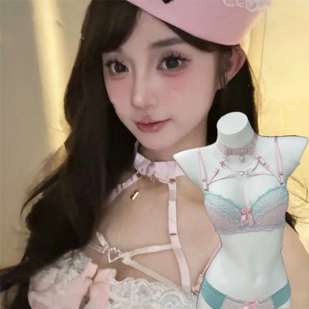 Tình yêu với áo ngực ren và mặt dây chuyền hình cung, làm từ thép, thiết kế gợi cảm