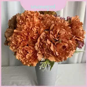 Sắp xếp hoa mẫu đơn nhân tạo để trang trí tiệc cưới và