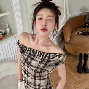 Hot Girl Một Vai Kẻ Sọc Áo Vest Nữ Mùa Hè Chữ Cái Niche Thiết Kế Slim Top Quần Áo Nữ Đơn Giản