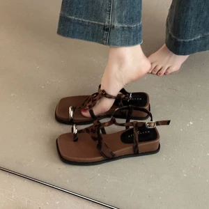 La Mã Pháp Phong Cách Retro Thông Mũi Vuông Giày Sandal Nữ Mùa Hè Nêm Gót Chân Khóa Kim Loại