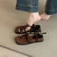 La Mã Pháp Phong Cách Retro Thông Mũi Vuông Giày Sandal Nữ Mùa Hè Nêm Gót Chân Khóa Kim Loại