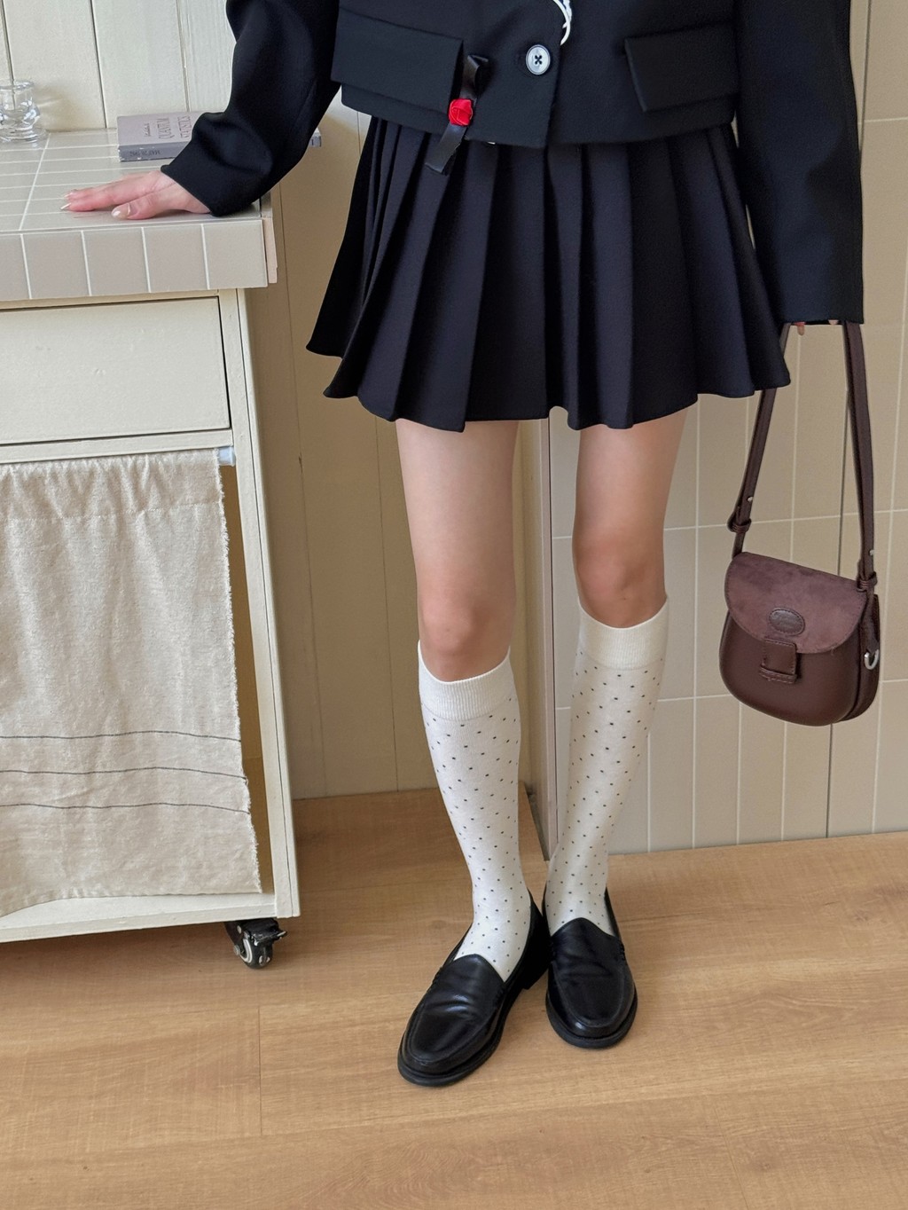 Tất cọc cọc thiết kế retro chấm bi mỏng, làm từ cotton, phù hợp cho luyện tập aerobic và mặc đến đầu gối.