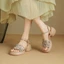 đôi sandal cao gót đế dày nhẹ mới dành cho nữ mùa hè mới phong cách dân tộc bện màu khóa một chữ