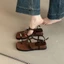 La Mã Pháp Phong Cách Retro Thông Mũi Vuông Giày Sandal Nữ Mùa Hè Nêm Gót Chân Khóa Kim Loại