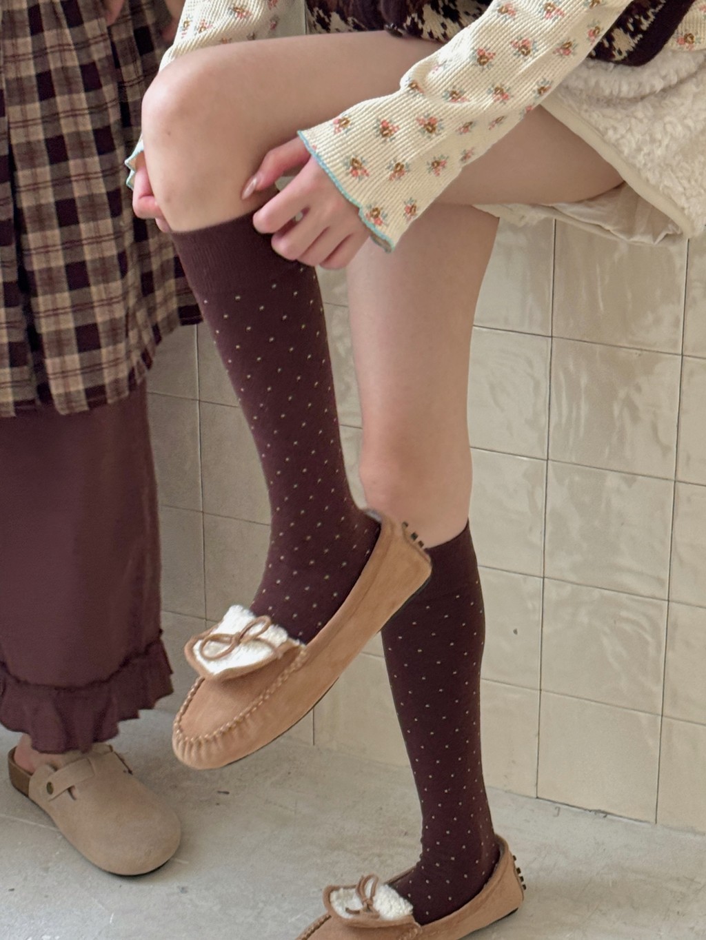 Tất cọc cọc thiết kế retro chấm bi mỏng, làm từ cotton, phù hợp cho luyện tập aerobic và mặc đến đầu gối.