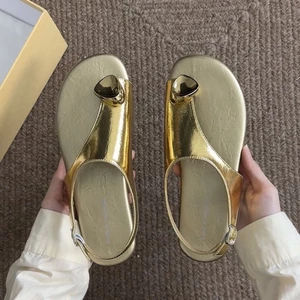 Giày sandal mũi nhọn đẹp phong cách Pháp dành cho nữ mùa hè khóa kim loại mới kèm váy đế phẳn