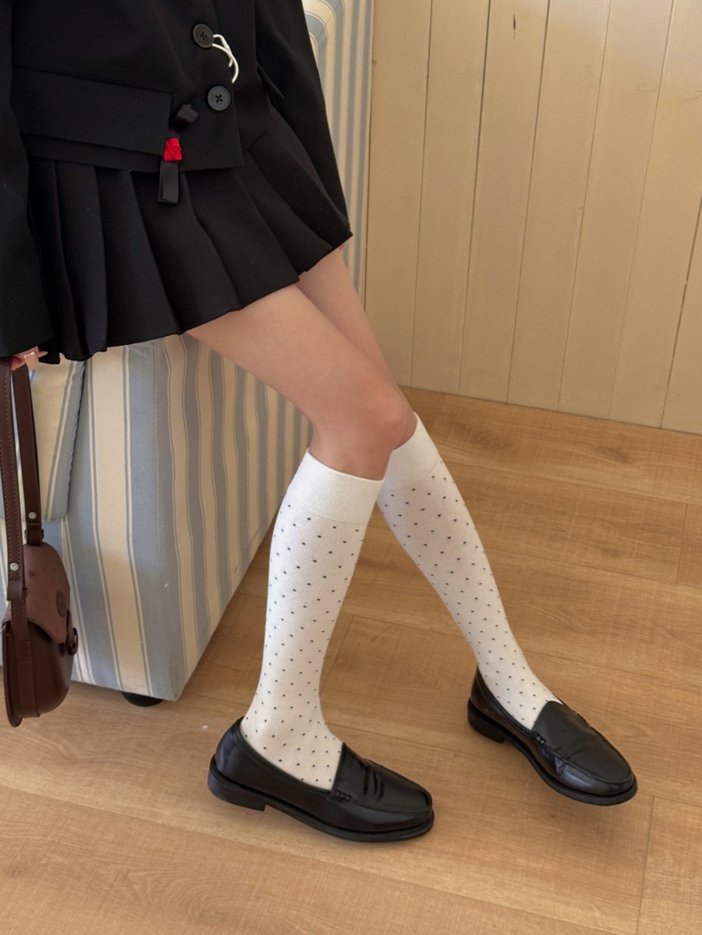 Tất cọc cọc thiết kế retro chấm bi mỏng, làm từ cotton, phù hợp cho luyện tập aerobic và mặc đến đầu gối.