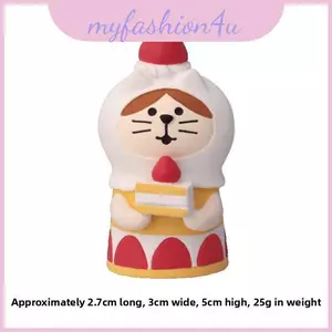 Mèo con trang trí bằng nhựa với bánh dâu để lưu niệm và sưu tập