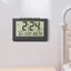 Đồng hồ treo tường hiện đại Lcd có chức năng ngày và báo thức cho phòng ngủ văn phòng và thiết lập