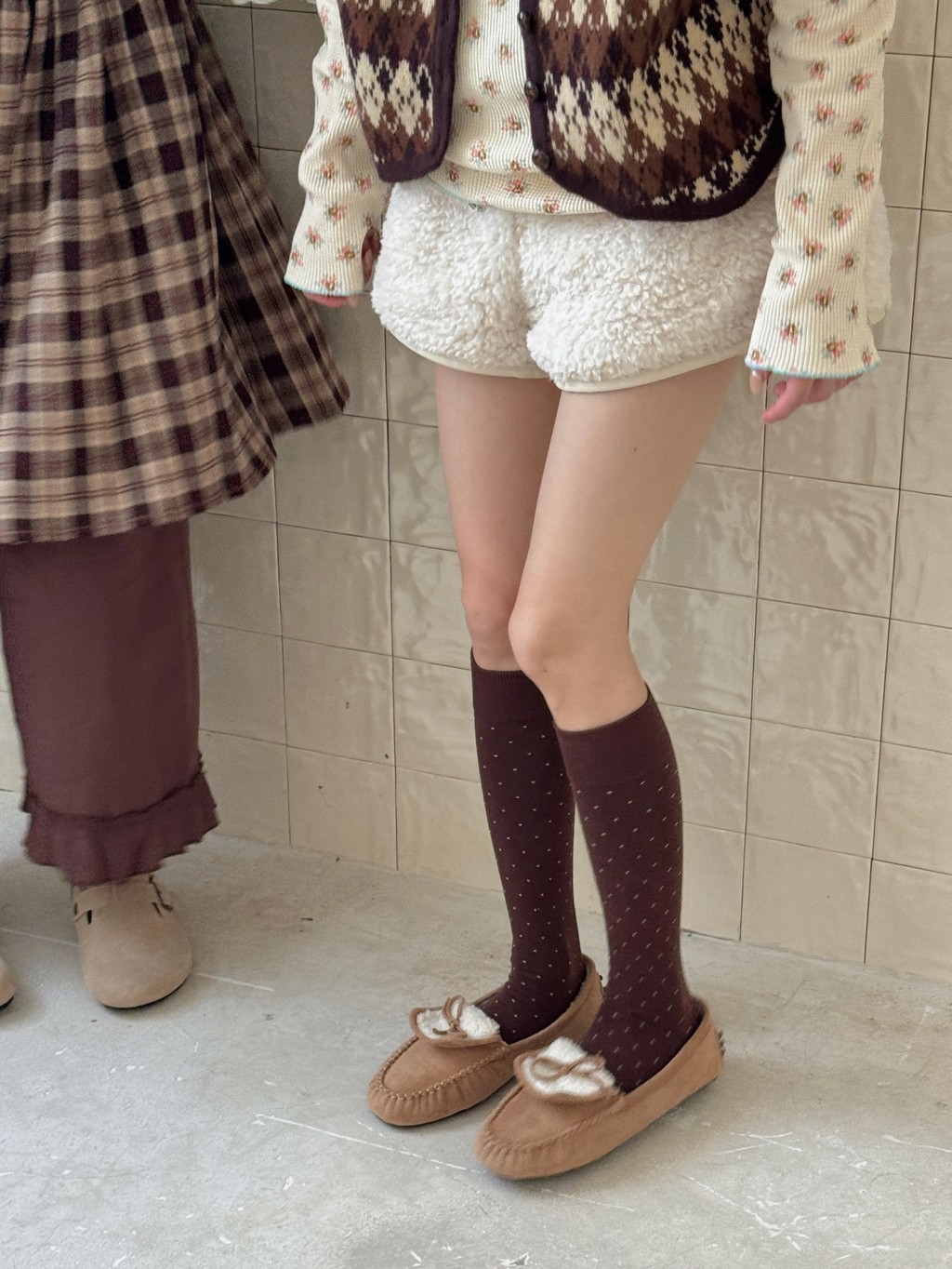 Tất cọc cọc thiết kế retro chấm bi mỏng, làm từ cotton, phù hợp cho luyện tập aerobic và mặc đến đầu gối.