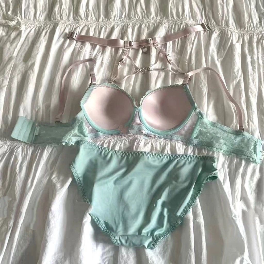 Tình yêu với áo ngực ren và mặt dây chuyền hình cung, làm từ thép, thiết kế gợi cảm