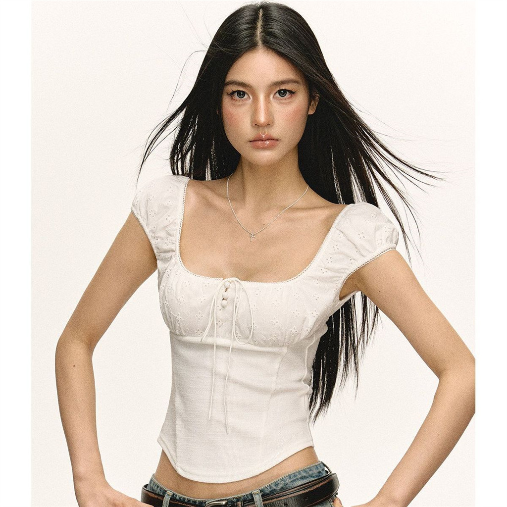 Áo sơ mi nữ thiết kế slim-fit cổ vuông, phù hợp mùa hè