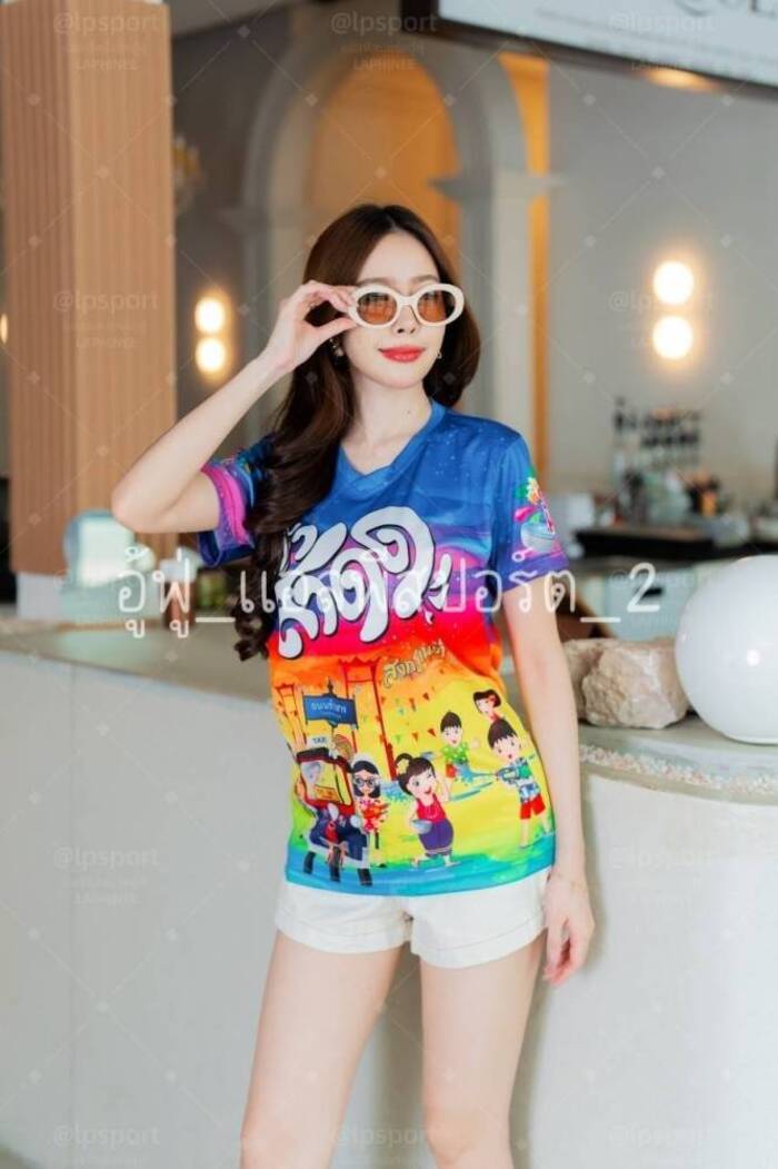 Áo thun Songkran họa tiết xanh nổi bật, sản xuất tại Thái Lan.