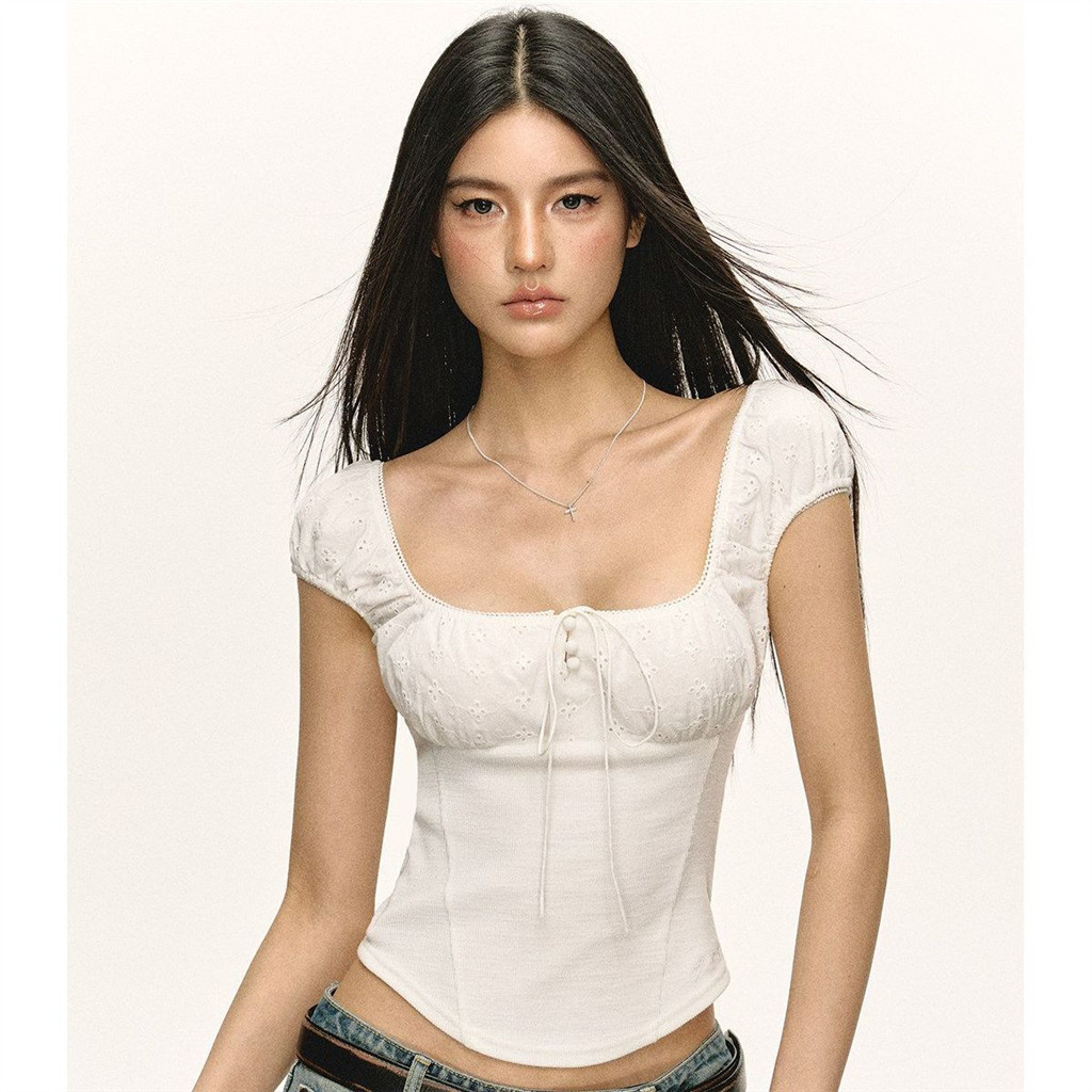 Áo sơ mi nữ thiết kế slim-fit cổ vuông, phù hợp mùa hè