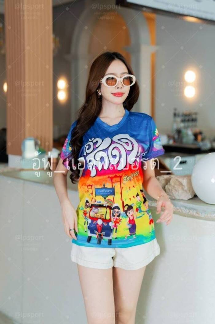 Áo thun Songkran họa tiết xanh nổi bật, sản xuất tại Thái Lan.