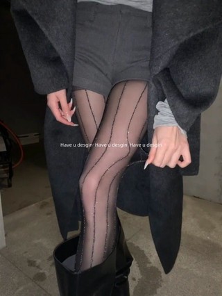 Vớ đen chống móc mỏng với dải rộng thiết kế bạc, phong cách gợi cảm dành cho mùa hè