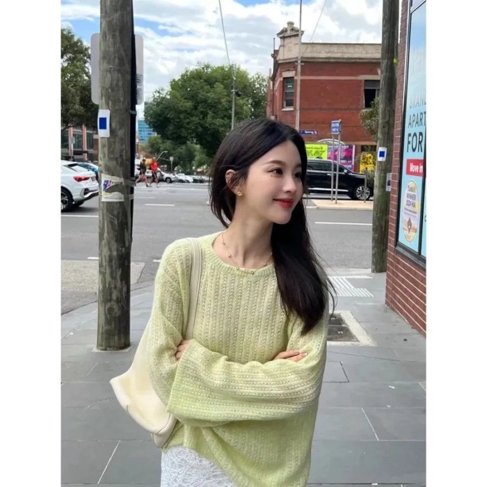 chiếc áo len móc màu xanh lá cây rỗng hàng đầu mùa xuân dài tay mới áo rộng mỏng