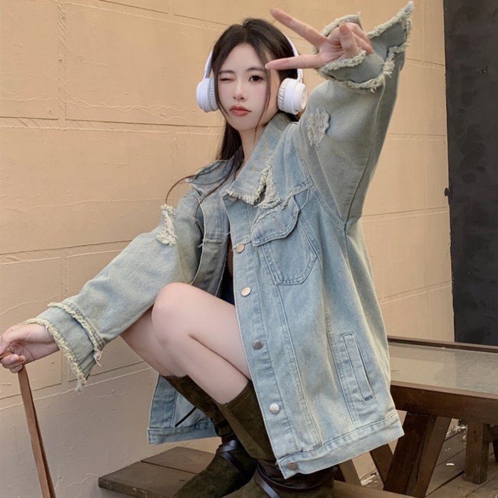 Áo khoác denim nữ dáng rộng rách cá tính, phù hợp thời trang mùa thu