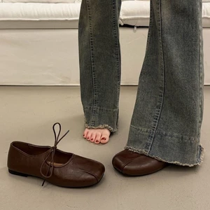 Đế bằng mule, xỏ chân là đi