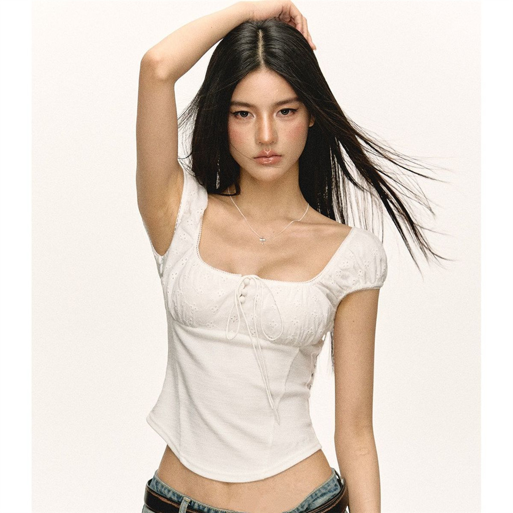 Áo sơ mi nữ thiết kế slim-fit cổ vuông, phù hợp mùa hè