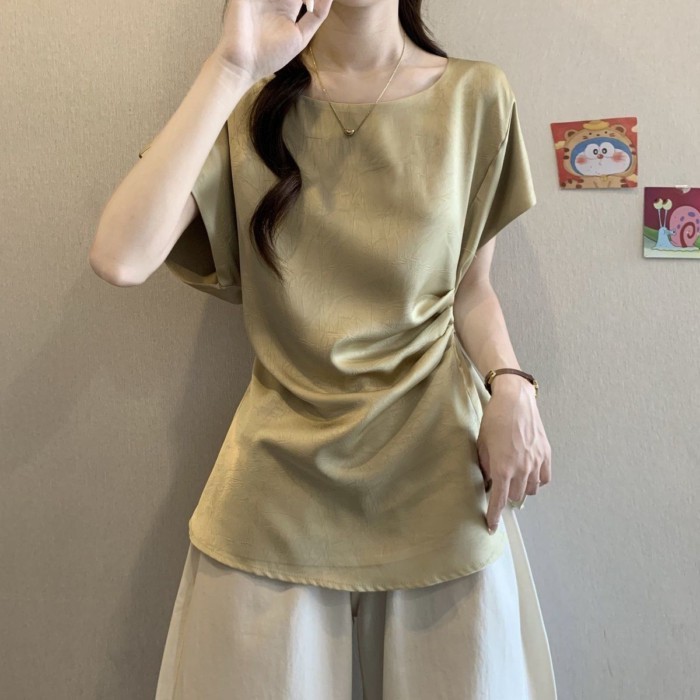 Áo sơ mi tay ngắn chất liệu acetate satin, vai trước tay bay nhỏ, phù hợp mùa hè