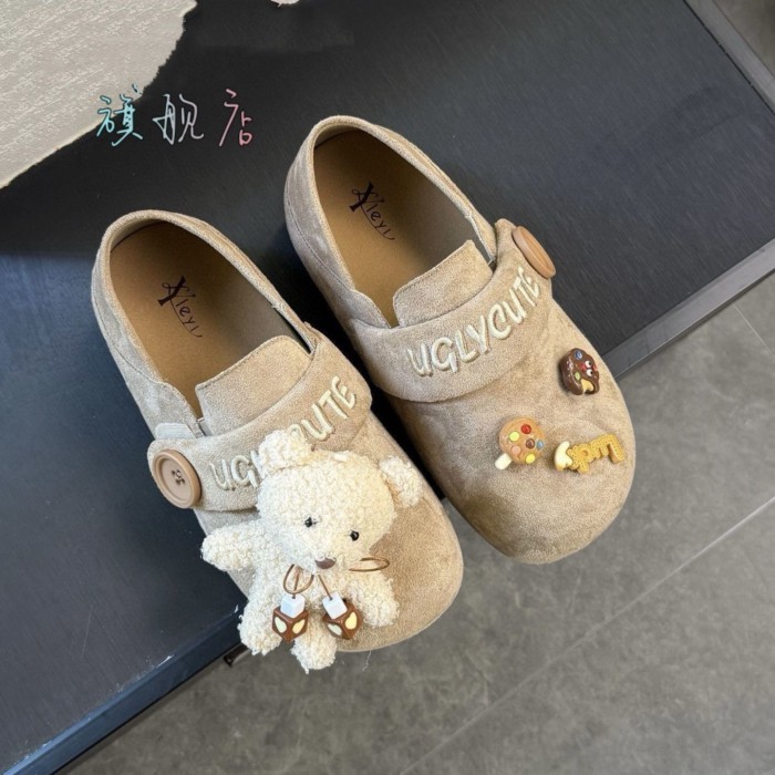 Giày Birkenstock cho nữ, áo khoác ngoài đế mềm mùa thu, guốc hoạt hình Baotou, dép lê đế phẳng thôn