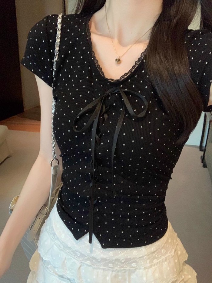 Áo thun đen ôm vừa vặn chấm bi in họa tiết cổ điển có ren cổ chữ V ngắn tay mùa hè phong cách mớ