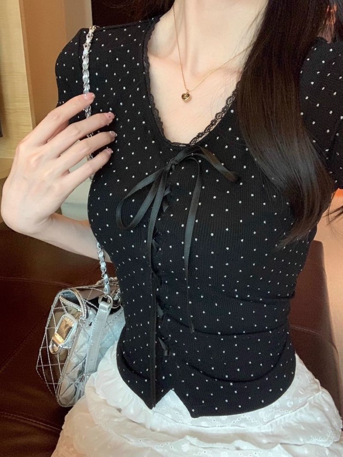 Áo thun đen ôm vừa vặn chấm bi in họa tiết cổ điển có ren cổ chữ V ngắn tay mùa hè phong cách mớ