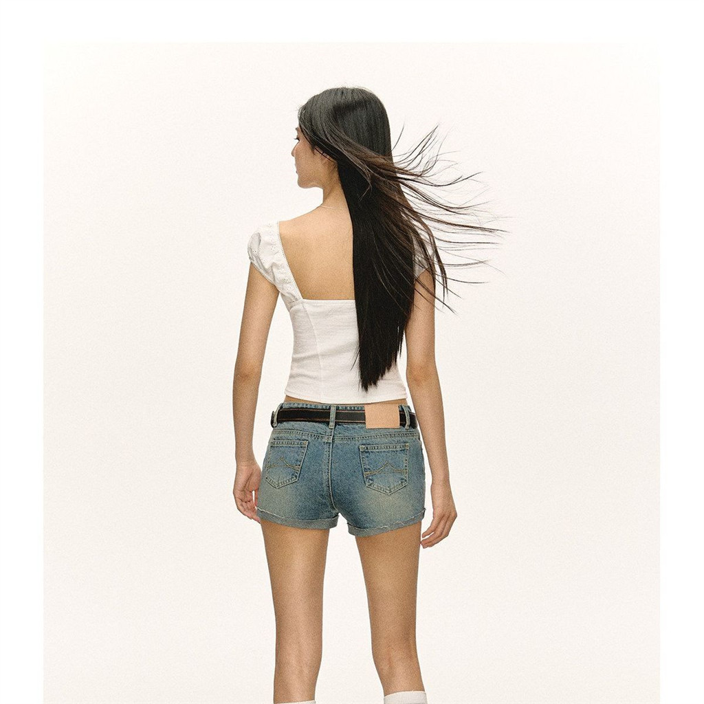 Áo sơ mi nữ thiết kế slim-fit cổ vuông, phù hợp mùa hè
