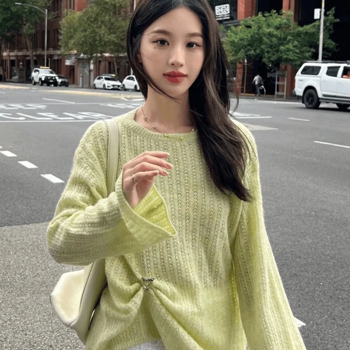 chiếc áo len móc màu xanh lá cây rỗng hàng đầu mùa xuân dài tay mới áo rộng mỏng