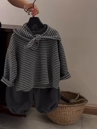 Áo len mỏng cổ tròn sọc bé trai và áo đẹp kèm khăn choàng
