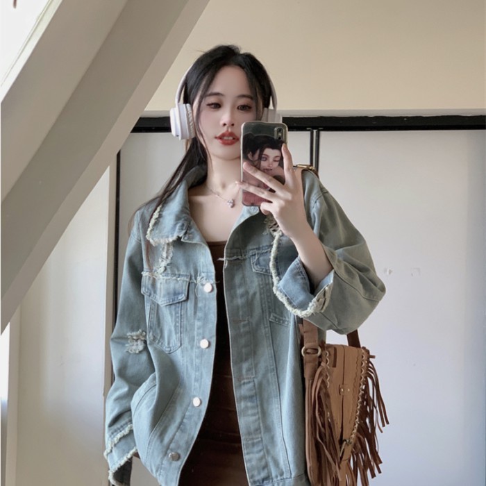 Áo khoác denim nữ dáng rộng rách cá tính, phù hợp thời trang mùa thu