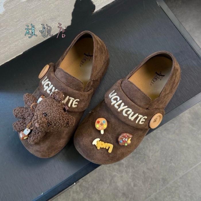 Giày Birkenstock cho nữ, áo khoác ngoài đế mềm mùa thu, guốc hoạt hình Baotou, dép lê đế phẳng thôn