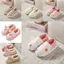 Dép đi trong nhà mùa đông bằng vải Cotton có đệm chân và thiết kế in hình gấu để sử dụng trong nhà