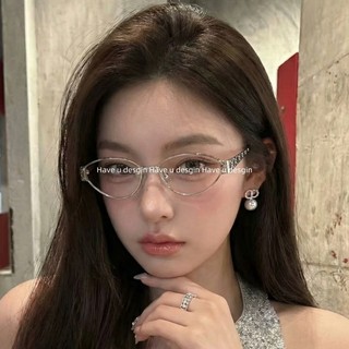 Ni Cùng - Kính nữ phong cách kim loại mắt mèo tam giác, phù hợp với người cần thị lực cận thị.