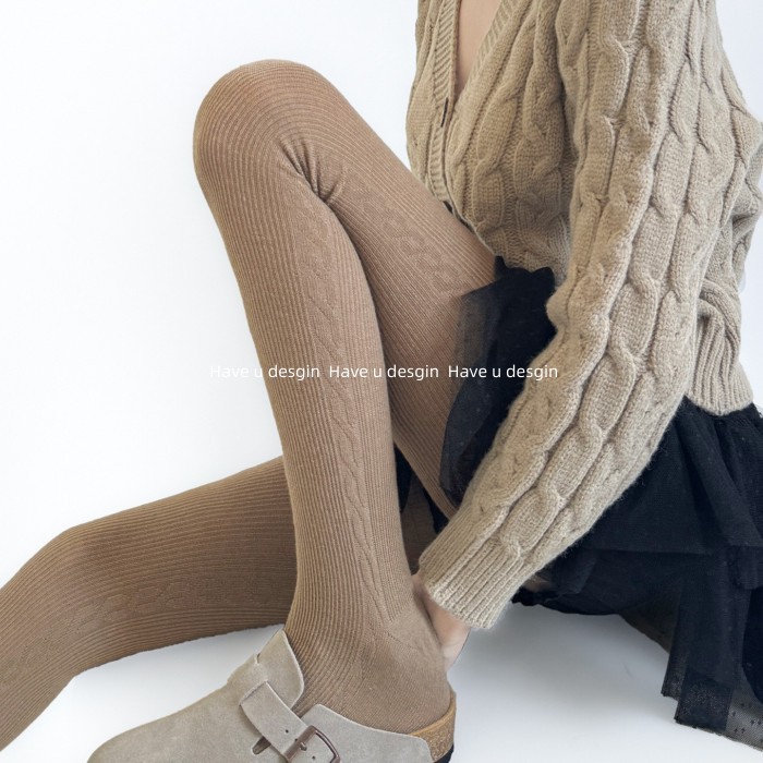 Quần Legging Jumpsuit Tất Thu Đông từ Len Ba Chiều, Họa Tiết Gai Dầu và Màu Camel